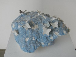 宮部友宏 作品水色の蝶のオブジェ1(陶土、磁器土)