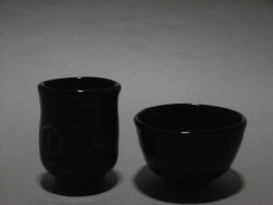 光沢のある黒の ガラスのぐいのみ