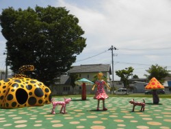 草間弥生 愛はとこしえ十和田でうたう