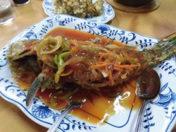 揚げてから煮た魚と ハリセンボンのから揚げ